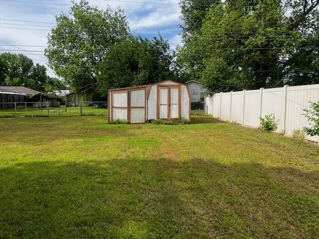 306 W Comanche St, Lindsay, OK 73052 - view of yard featuring a storage shed and an outdoor structure
