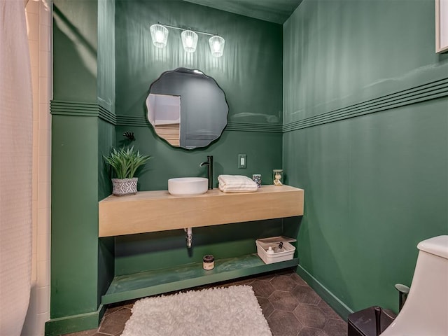 6401 Saddleback Dr, Oklahoma City, OK 73150 - full bath with a sink, toilet, tile patterned floors, and baseboards