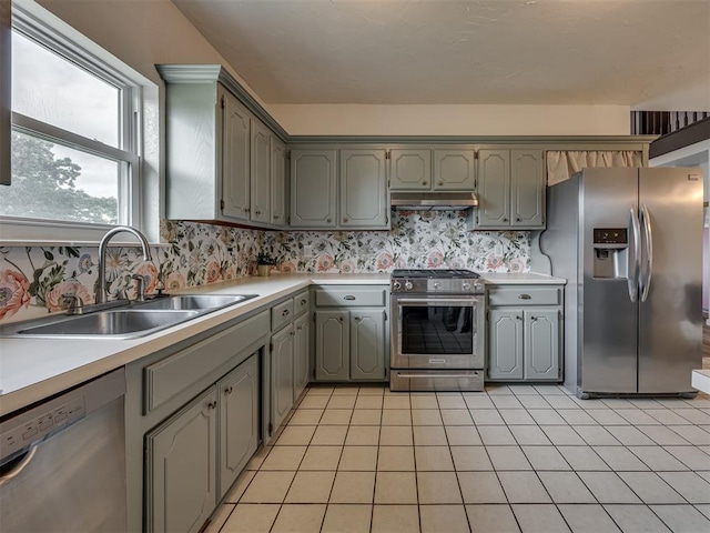 6401 Saddleback Dr, Oklahoma City, OK 73150 - kitchen featuring stainless steel appliances, gray cabinetry, under cabinet range hood, and light countertops