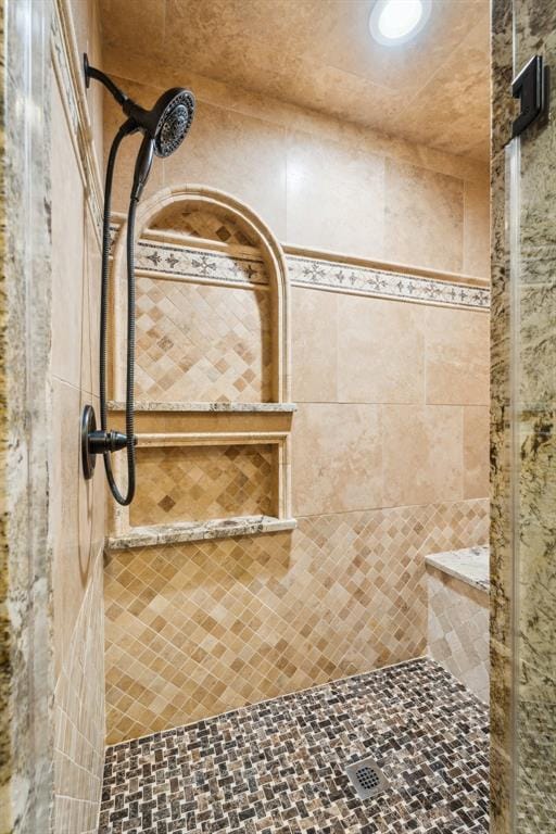 full bathroom featuring tiled shower