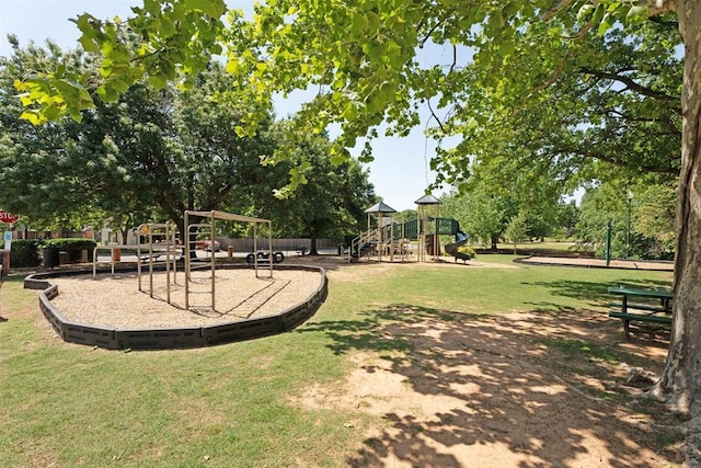view of home's community featuring a yard