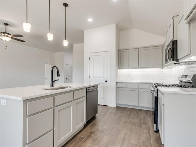 959 SE 16th Ter, Newcastle, OK 73065 - kitchen featuring appliances with stainless steel finishes, a sink, ceiling fan, tasteful backsplash, and light countertops