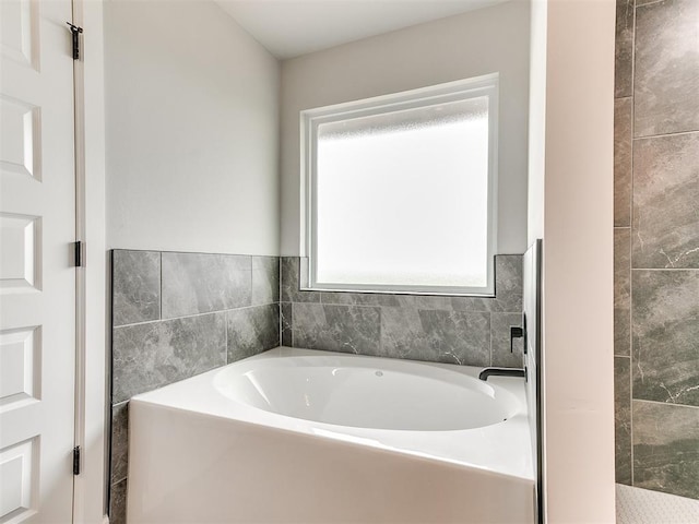 929 SE 16th Ter, Newcastle, OK 73065 - bathroom featuring a bath