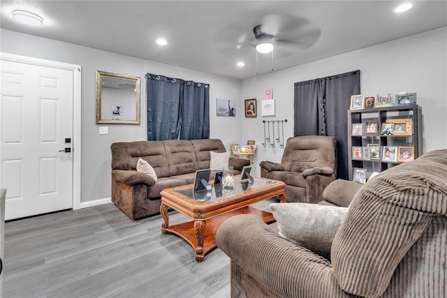 living area with wood finished floors, ceiling fan, recessed lighting, and baseboards