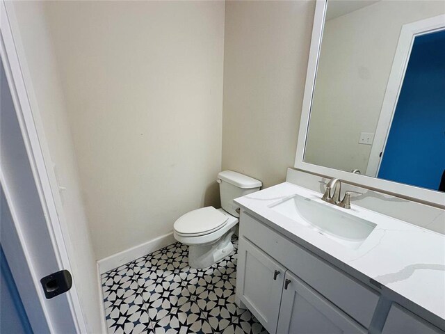917 SW 141st St, Oklahoma City, OK 73170 - bathroom with toilet, vanity, and baseboards