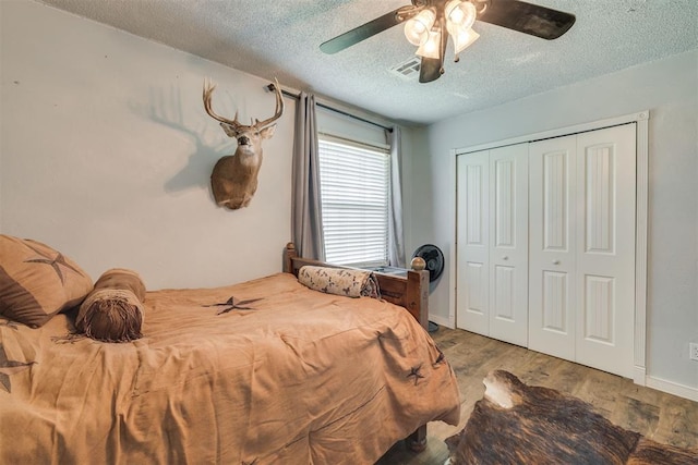 2316 E 68th St, Stillwater, OK 74074 - bedroom with a textured ceiling, wood finished floors, a closet, a ceiling fan, and baseboards