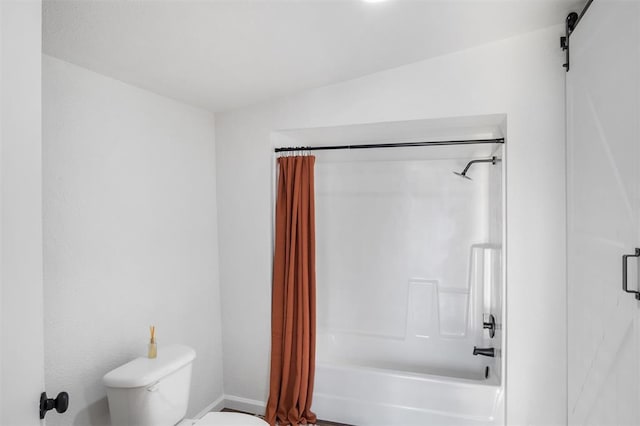 full bathroom with toilet, shower / bath combo with shower curtain, and baseboards