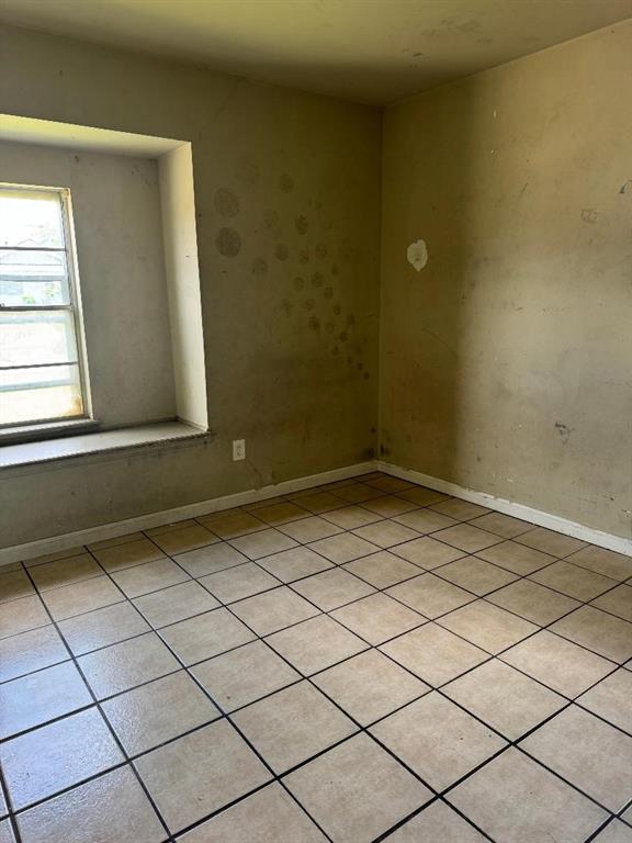 3316 Beechwood Dr, Del City, OK 73115 - unfurnished room featuring light tile patterned flooring