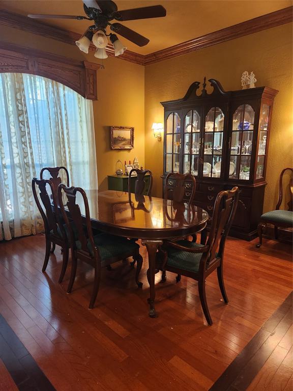 11301 Brockton Pl, Oklahoma City, OK 73162 - dining area with wood-type flooring, crown molding, and a ceiling fan