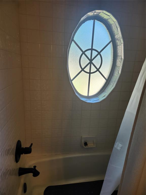 11301 Brockton Pl, Oklahoma City, OK 73162 - full bath featuring shower / tub combo