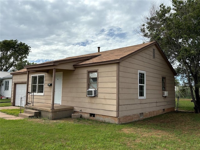 1011 E Sutherland St, Altus, OK 73521 - view of front of property featuring crawl space, a garage, and cooling unit