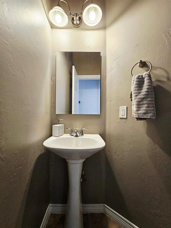 12401 SW 7th St, Yukon, OK 73099 - bathroom with baseboards and a sink