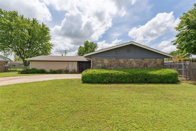 1009 Cherokee Pl, Lindsay, OK 73052 - view of front of house with concrete driveway and stone siding