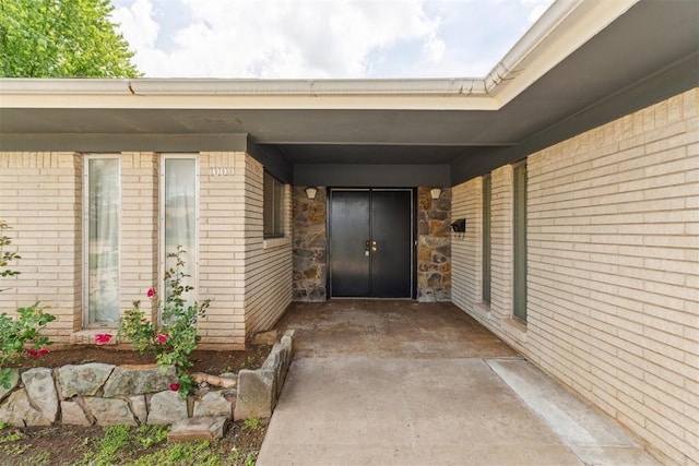 1009 Cherokee Pl, Lindsay, OK 73052 - view of exterior entry with brick siding and a patio