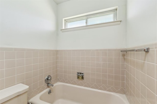 1009 Cherokee Pl, Lindsay, OK 73052 - full bath with a tub, toilet, and tile walls