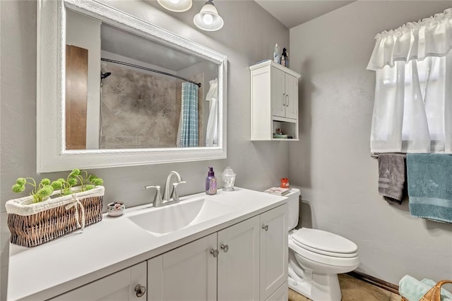 8701 Long Spur Trl, Edmond, OK 73034 - bathroom with toilet, vanity, and a shower with shower curtain