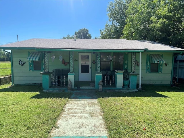 811 N Admire Ave, El Reno, OK 73036 - bungalow with covered porch, a front lawn, roof with shingles, and concrete driveway