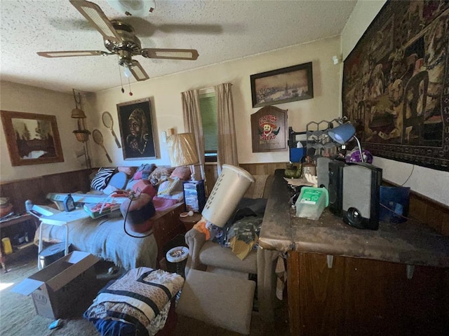 811 N Admire Ave, El Reno, OK 73036 - living area with a textured ceiling and a ceiling fan