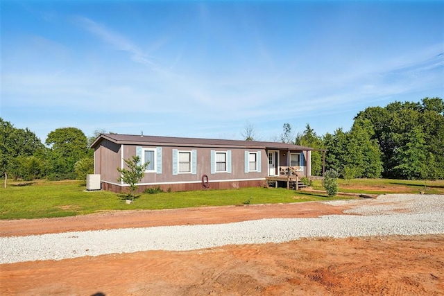 manufactured / mobile home featuring a front yard and covered porch