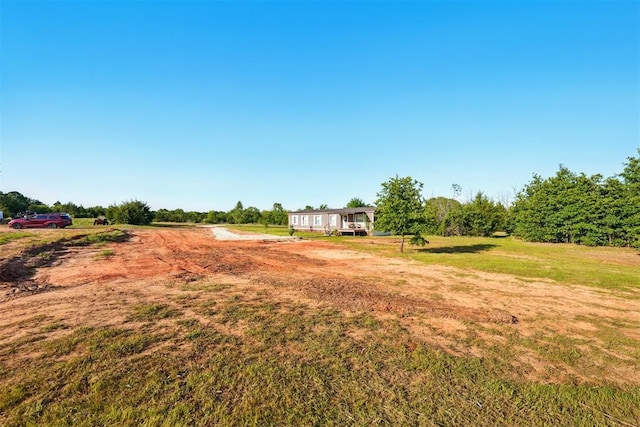view of grassy yard featuring a rural view