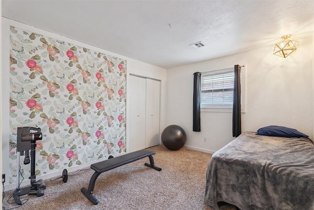 bedroom featuring carpet floors, baseboards, and a closet
