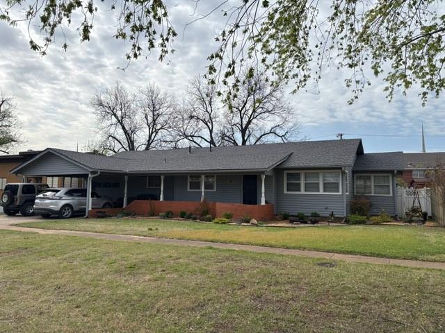 405 W Choctaw St, Lindsay, OK 73052 - ranch-style home with a carport and a front yard