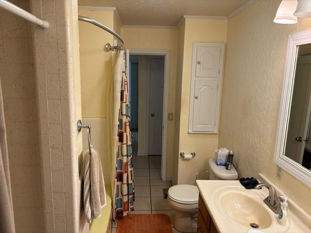 405 W Choctaw St, Lindsay, OK 73052 - bathroom with tile patterned flooring, crown molding, toilet, and vanity