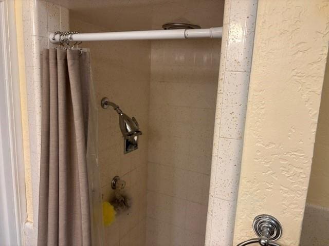 405 W Choctaw St, Lindsay, OK 73052 - detailed view of a shower with shower curtain