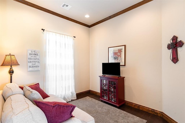 living room with crown molding, baseboards, dark wood-style floors, and recessed lighting