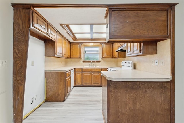 1104 Cedar Hill Pl, Oklahoma City, OK 73110 - kitchen featuring range, range hood, light wood-style flooring, a sink, and brown cabinetry