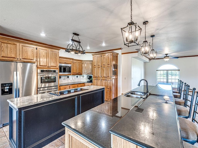 349412 E 840th Rd, Stroud, OK 74079 - kitchen featuring a spacious island, appliances with stainless steel finishes, a sink, a chandelier, and recessed lighting
