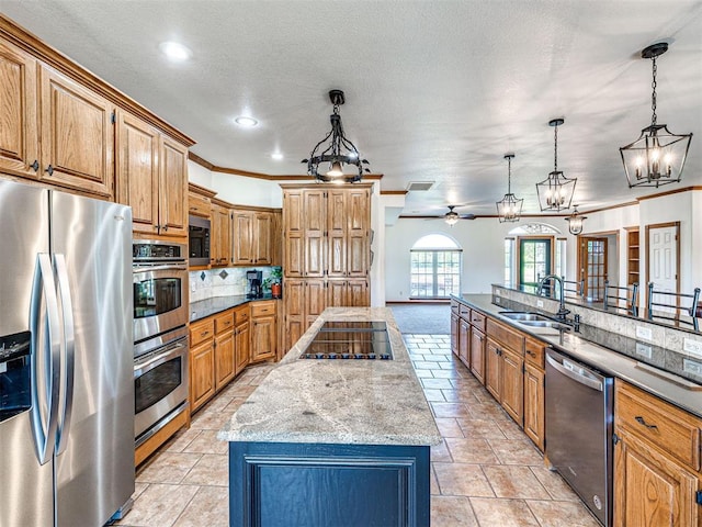 349412 E 840th Rd, Stroud, OK 74079 - kitchen featuring stainless steel appliances, a sink, a center island, pendant lighting, and ornamental molding