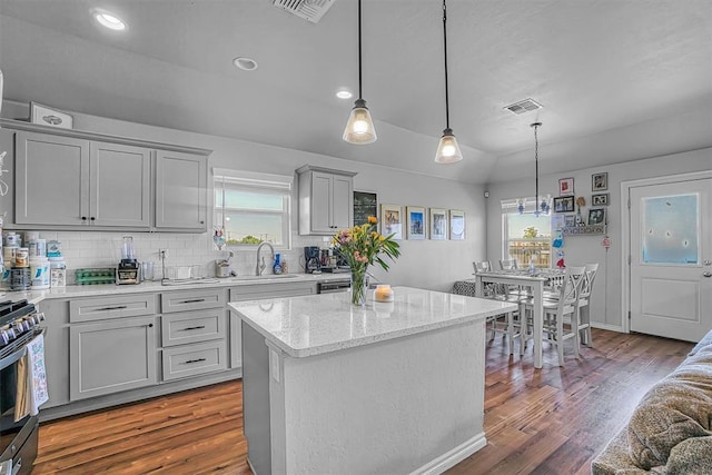 1537 Avalon Dr, Altus, OK 73521 - kitchen featuring dark wood-type flooring, gray cabinetry, gas stove, decorative backsplash, and recessed lighting