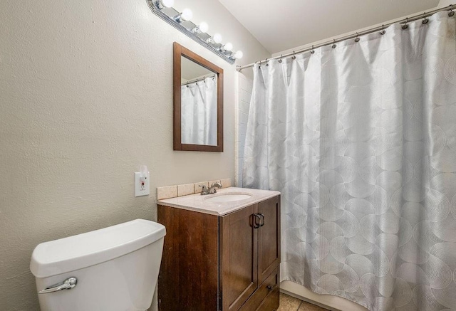640 SW 1st Pl, Moore, OK 73160 - full bathroom featuring vanity, toilet, and a shower with curtain