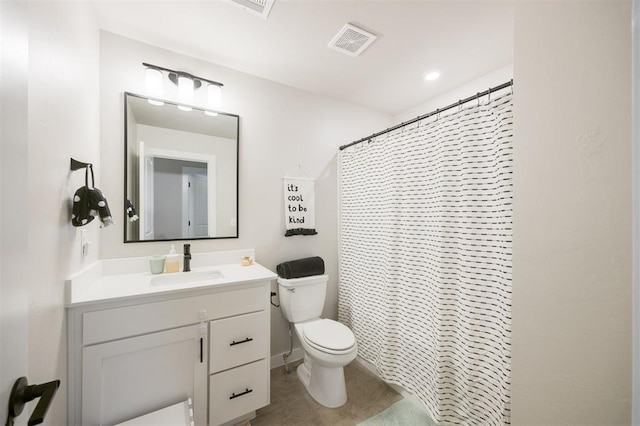 full bath with toilet, vanity, and a shower with curtain