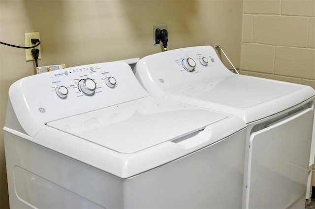 124 N Main St, Broken Bow, OK 74728 - clothes washing area featuring independent washer and dryer and concrete block wall