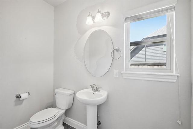 5625 Courtland Ln, Choctaw, OK 73020 - bathroom featuring baseboards, toilet, and a sink