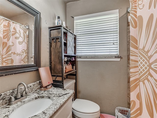717 SW 4th Pl, Moore, OK 73160 - full bath featuring toilet, vanity, a textured wall, and a shower with curtain