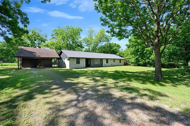 308 E Highland St, Hugo, OK 74743 - back of property featuring a carport, a yard, and view of wooded area