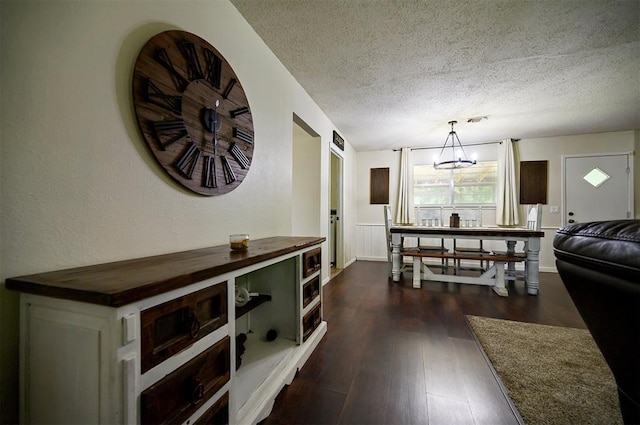 308 E Highland St, Hugo, OK 74743 - hallway with a textured ceiling, a chandelier, and dark wood-style flooring