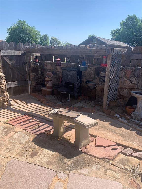 845 N Washington Ave, Mountain View, OK 73062 - view of patio featuring a gate