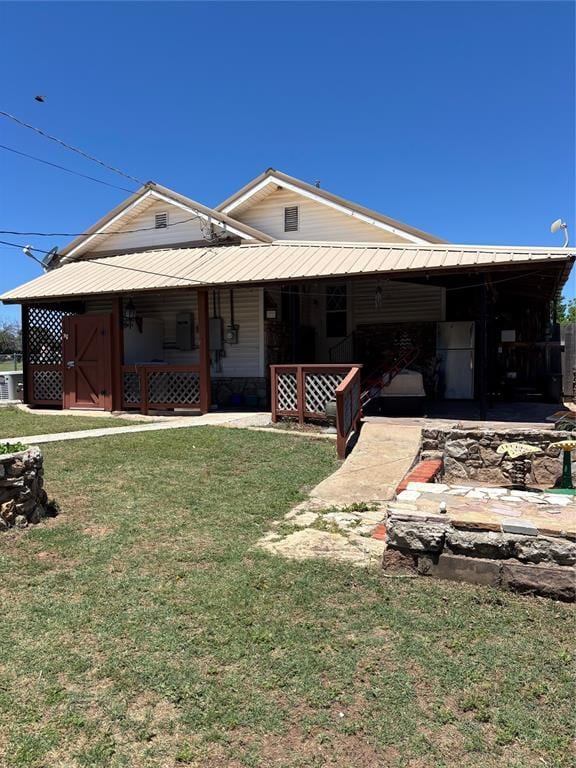 845 N Washington Ave, Mountain View, OK 73062 - view of front of house featuring a front lawn, covered porch, and metal roof