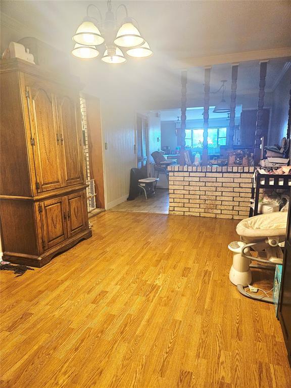 921 E Walnut St, Altus, OK 73521 - dining room featuring light wood-style flooring and a chandelier