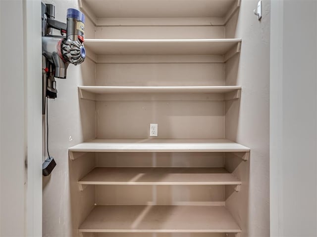 24051 Hester Cir, Washington, OK 73093 - view of closet