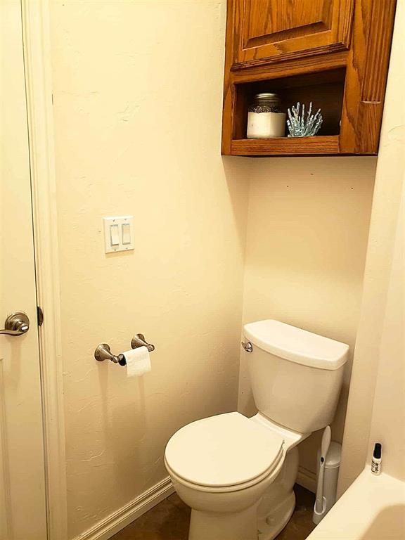 7336 E 136th Rd, Holdenville, OK 74848 - bathroom with toilet and baseboards