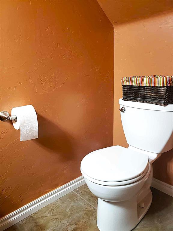 7336 E 136th Rd, Holdenville, OK 74848 - half bathroom featuring baseboards and toilet