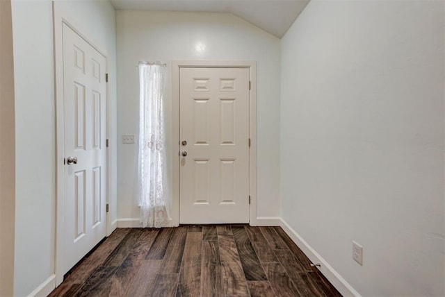316 SW 4th Pl, Newcastle, OK 73065 - entryway featuring dark wood-style floors, baseboards, and vaulted ceiling