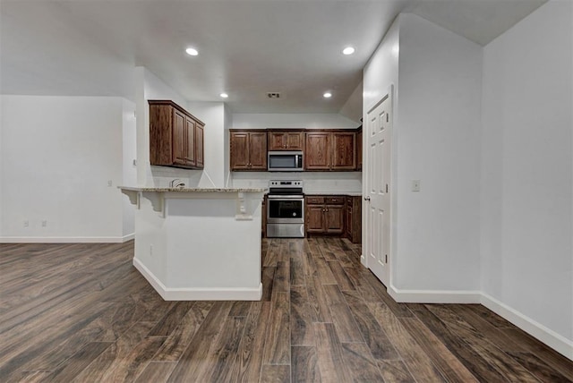316 SW 4th Pl, Newcastle, OK 73065 - kitchen featuring stainless steel appliances, a breakfast bar area, dark wood-type flooring, baseboards, and recessed lighting