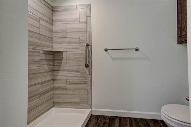 316 SW 4th Pl, Newcastle, OK 73065 - bathroom with tiled shower, toilet, baseboards, and wood finished floors