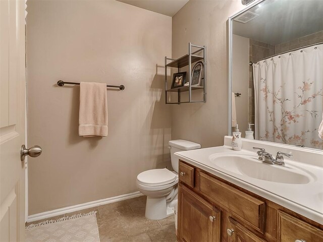 2536 Canyon Creek Dr, Yukon, OK 73099 - full bath with toilet, baseboards, vanity, and a shower with shower curtain